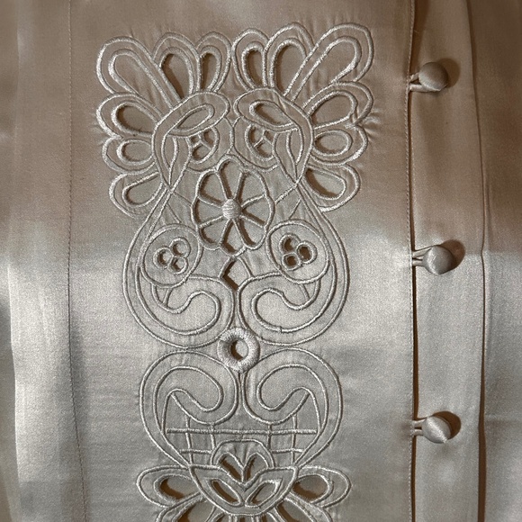 Elegant Cream Silk Blouse w/ Cutwork Lace & Soft Pleats - A Classic - Sz. L - Picture 5 of 12